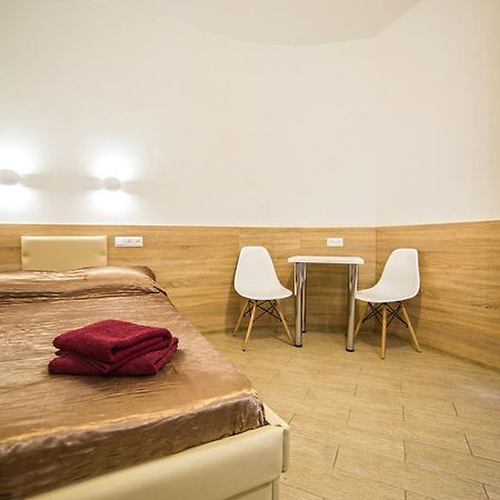 Mini Economy Apartments - Chornovola Avenue - 2 Minutes To The Opera House ลวีฟ ภายนอก รูปภาพ