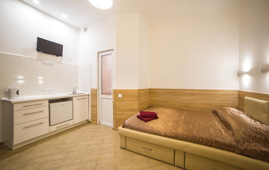 Mini Economy Apartments - Chornovola Avenue - 2 Minutes To The Opera House ลวีฟ ภายนอก รูปภาพ
